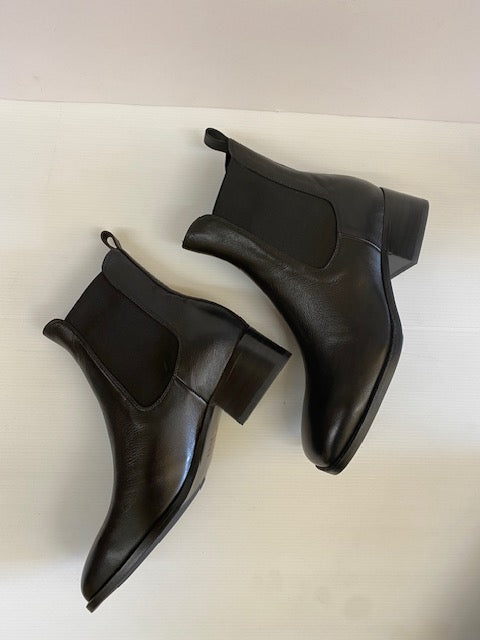 Memmeli Black Leather Chelsea Boots