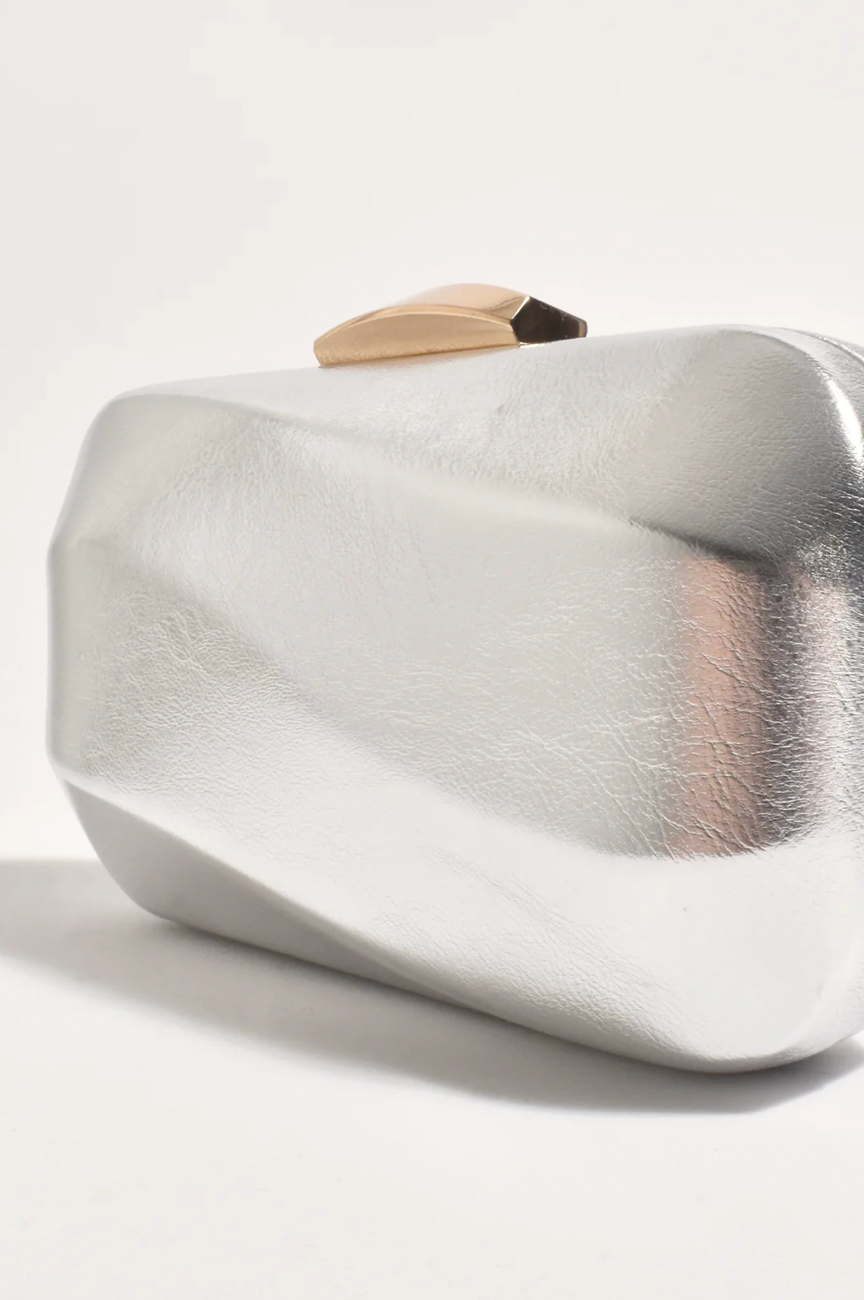 Wavy Structured Metallic Clutch (Silver)