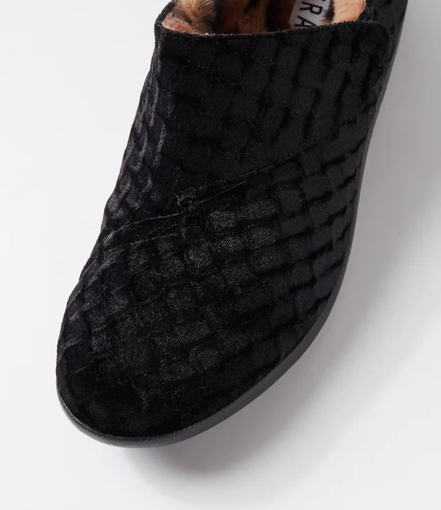 Fliss Xw Black Emboss Velvet Slippers