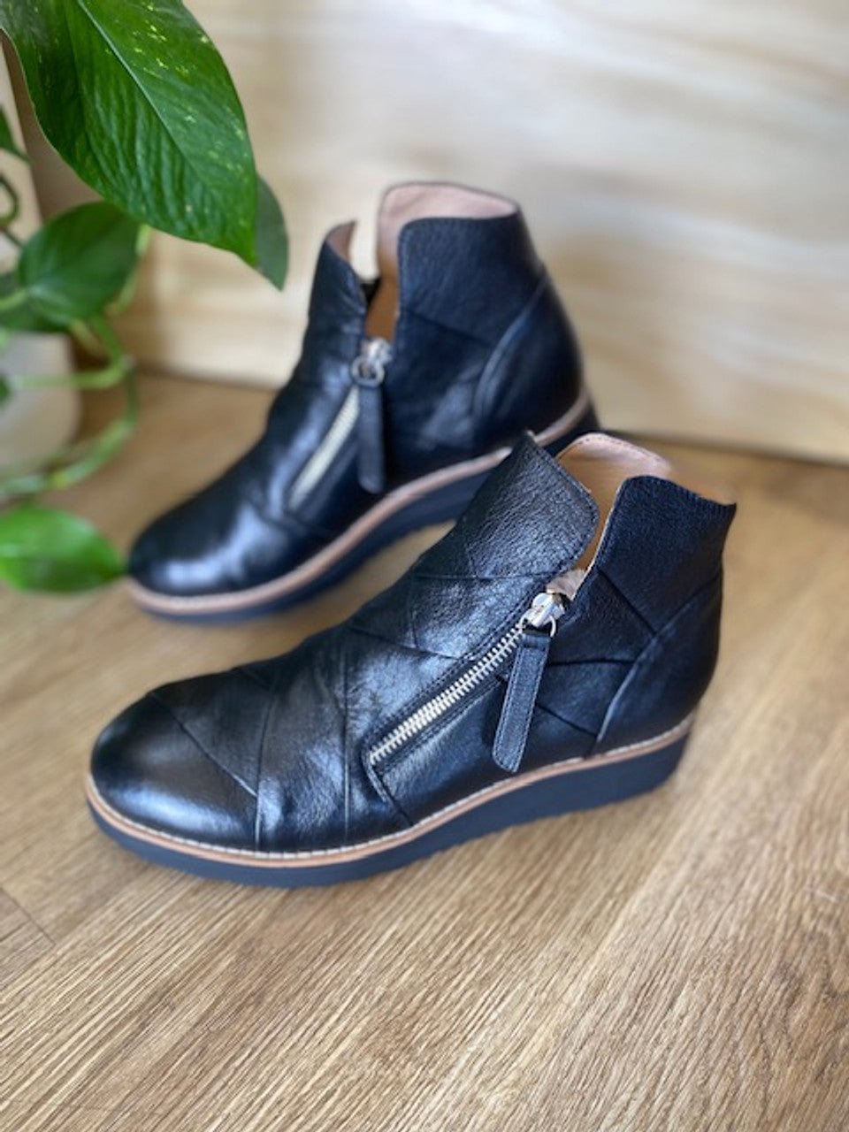 Omeah  Ankle Boot Black Leather
