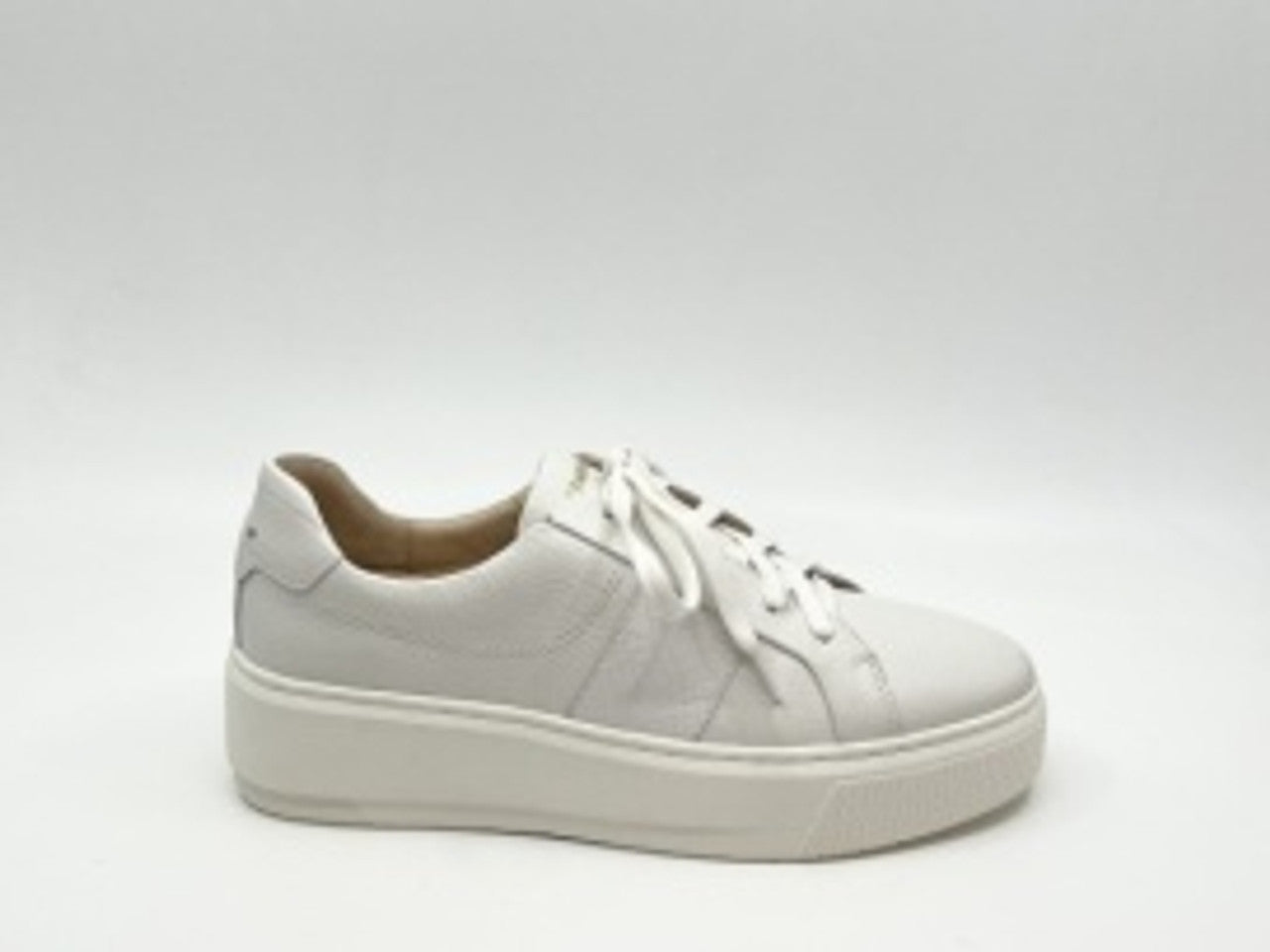 Riley Sneaker White Tumbled